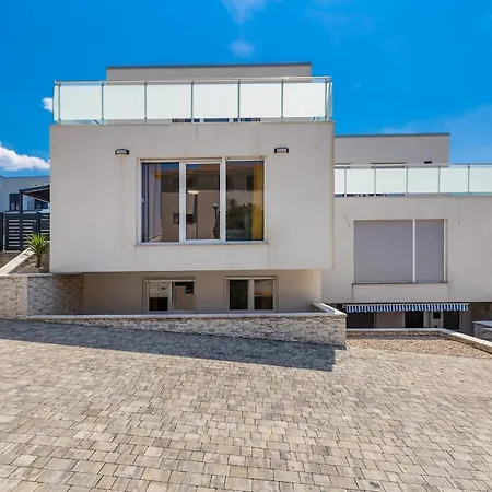 House Sunlight With Heated Pool Ferienhaus