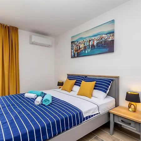 House Sunlight With Heated Pool Holiday home Malinska