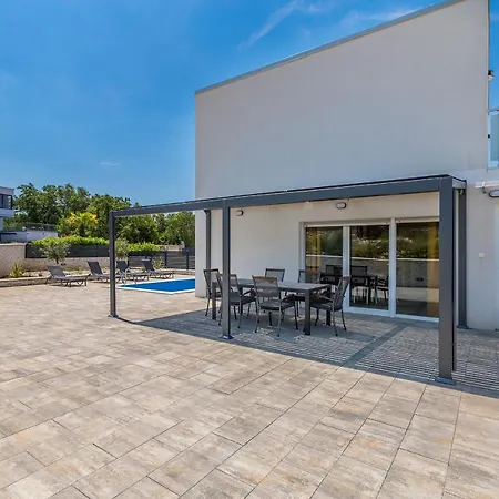 בית נופש House Sunlight With Heated Pool *