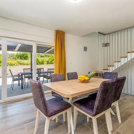בית נופש House Sunlight With Heated Pool