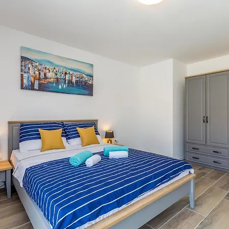 בית נופש House Sunlight With Heated Pool מאלינסקה