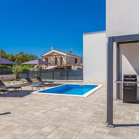 House Sunlight With Heated Pool בית נופש *
