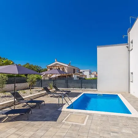 House Sunlight With Heated Pool בית נופש