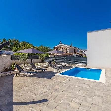 House Sunlight With Heated Pool