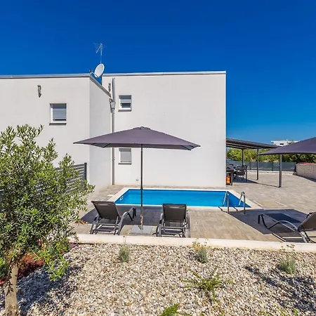 House Sunlight With Heated Pool בית נופש *